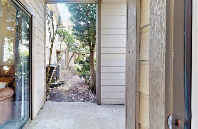 Building Photo - 7037 N Holiday Dr