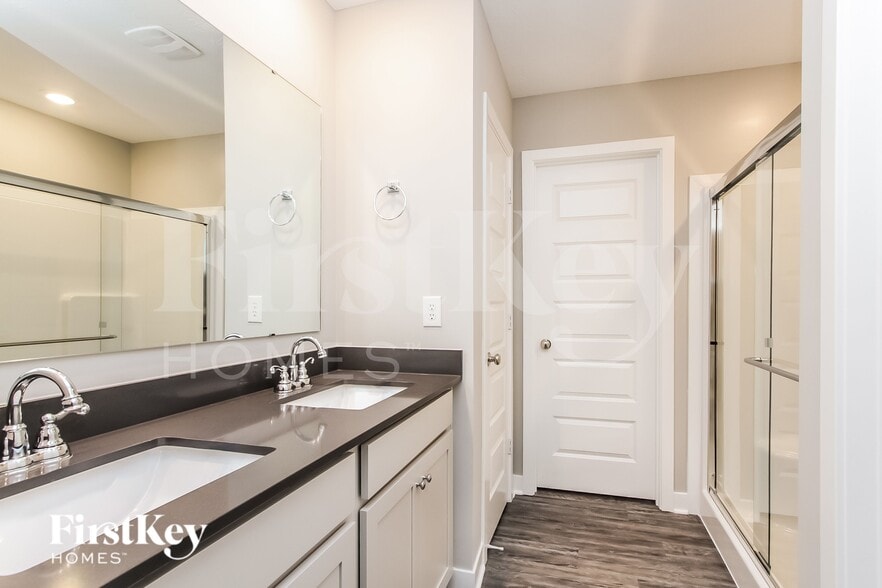 Building Photo - 2416 S Carlota Dr