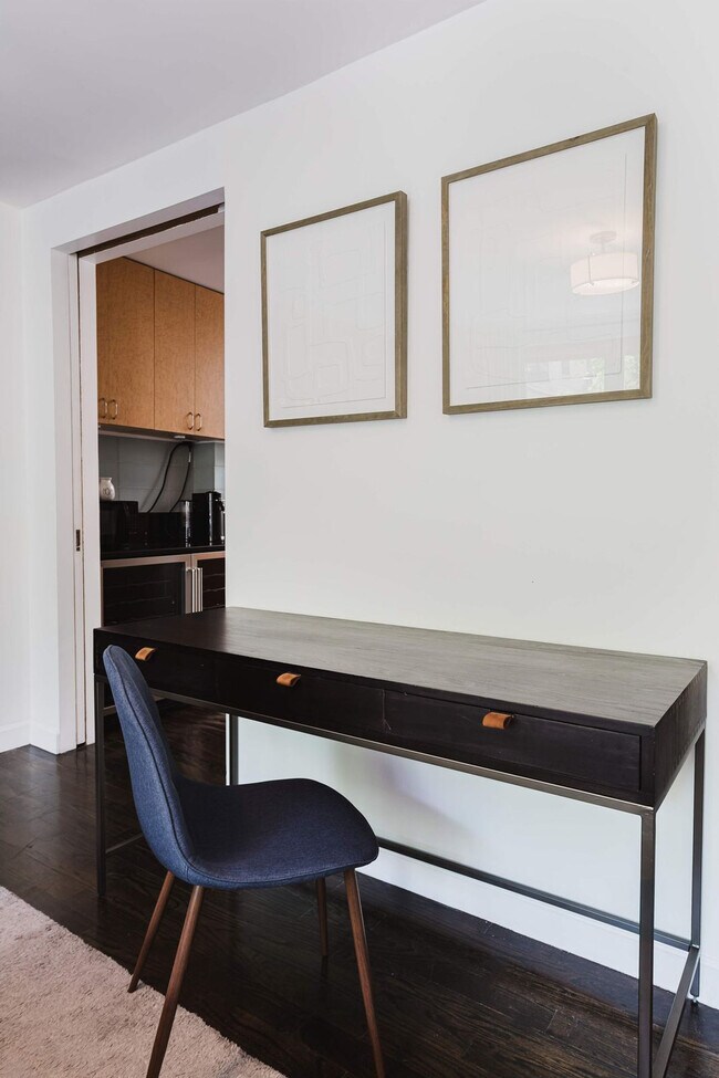 Building Photo - 323 E 51st St