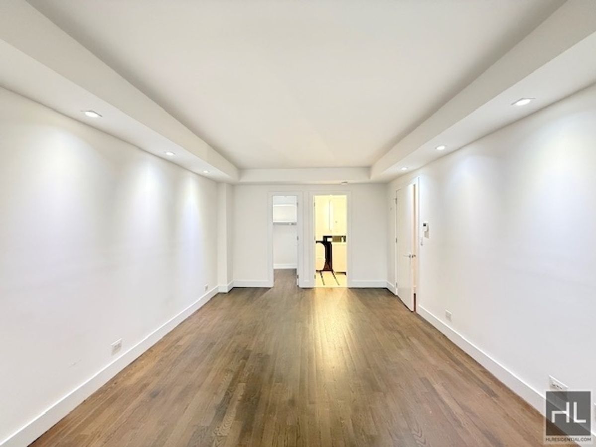 Building Photo - Large newly renovated 2 bed 2 bath - WEST END AVENUE