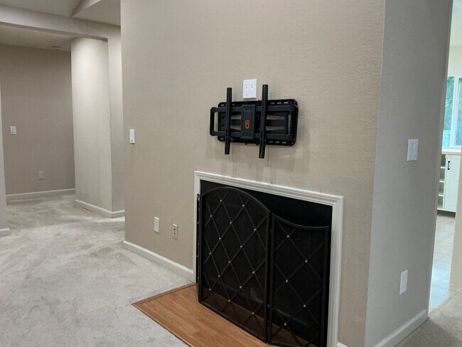 Building Photo - Spacious 3-Bedroom Condo in a Prime, Convenient Location