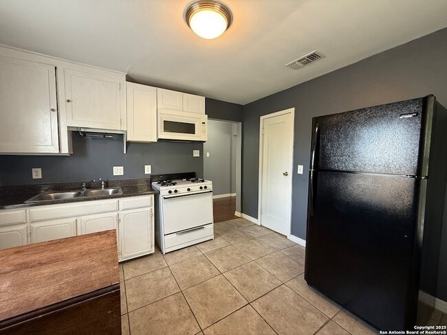 Building Photo - 3402 N New Braunfels Ave