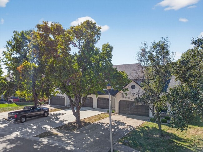 Building Photo - Renovated 3BR/2.5BA Townhome in Blue Valley Schools with Full Basement & 2-Car Garage