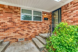 Building Photo - Adorable Midtown Duplex
