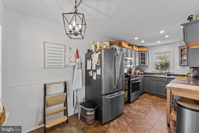 Building Photo - 268 Maple Ave