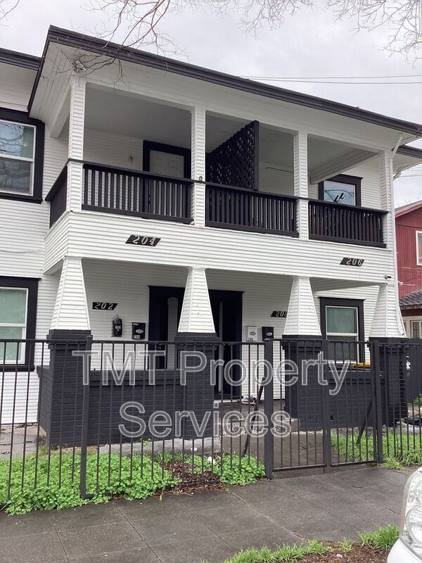 Primary Photo - 204 W Oak St