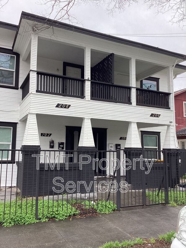 Building Photo - 204 W Oak St