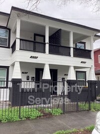 Building Photo - 204 W Oak St