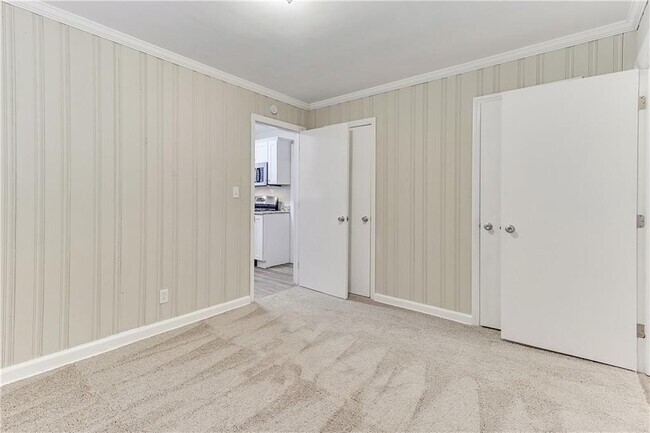 Building Photo - 2407 Baywood Dr SE