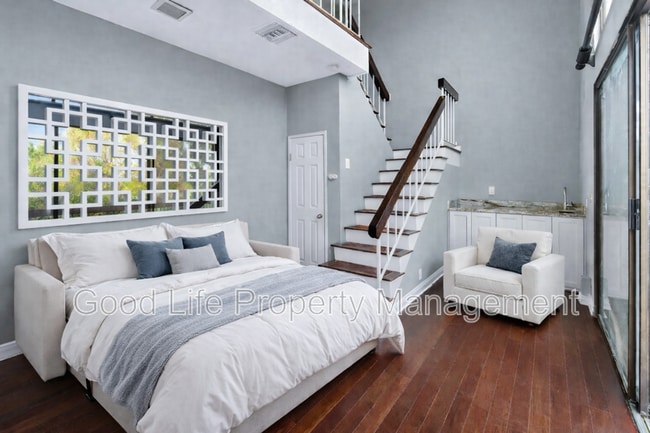 Building Photo - 2564 Navarra Dr