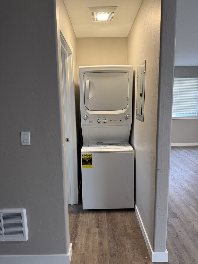 Building Photo - 1525 Baker St NE