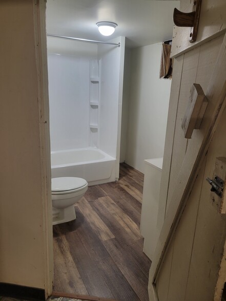 full bath basement - 821 Talma St