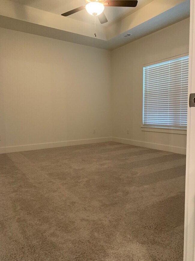 Building Photo - Like New Four Bedroom Three Bath in NW Fay...