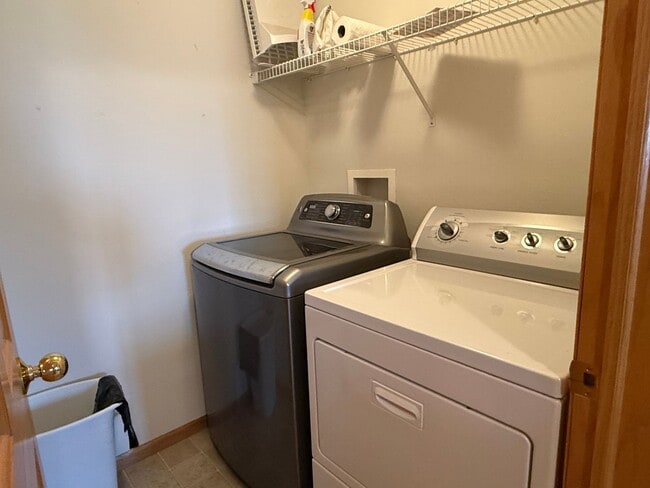 Building Photo - 2 Bed Plus LOFT - Great Location