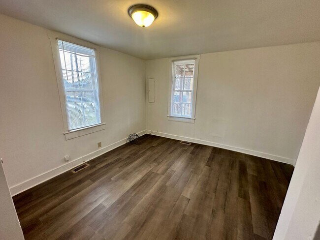 Building Photo - Two Bedroom, 1 Bath House in Columbia! Apply-your application fee will be credited to your first ...