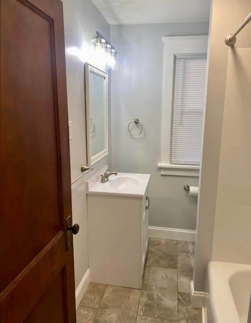 Building Photo - 944 Elizabeth St