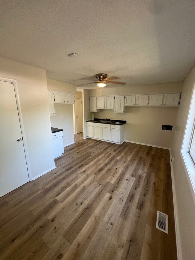 Building Photo - 923 Hillside Dr