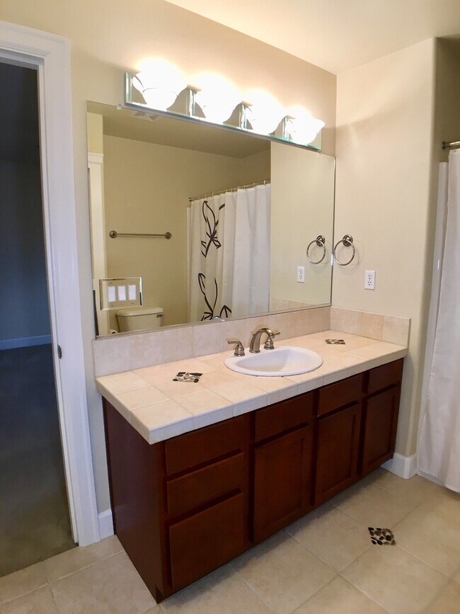 Building Photo - Stunning 3BD  Lake Shore Home with Office and Loft Area!  Gorgeous Finishes!