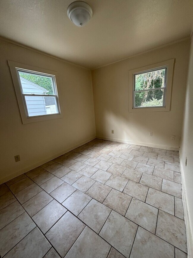 Building Photo - AFFORDABLE 2BR SINGLE FAMILY HOME, HARD SURFACE FLOORS, STAIR LESS, SIDE DRIVE, GARAGE