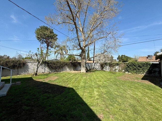 Building Photo - Charming 2 Bed / 1 Bath Corner Lot Home with Wraparound Porch