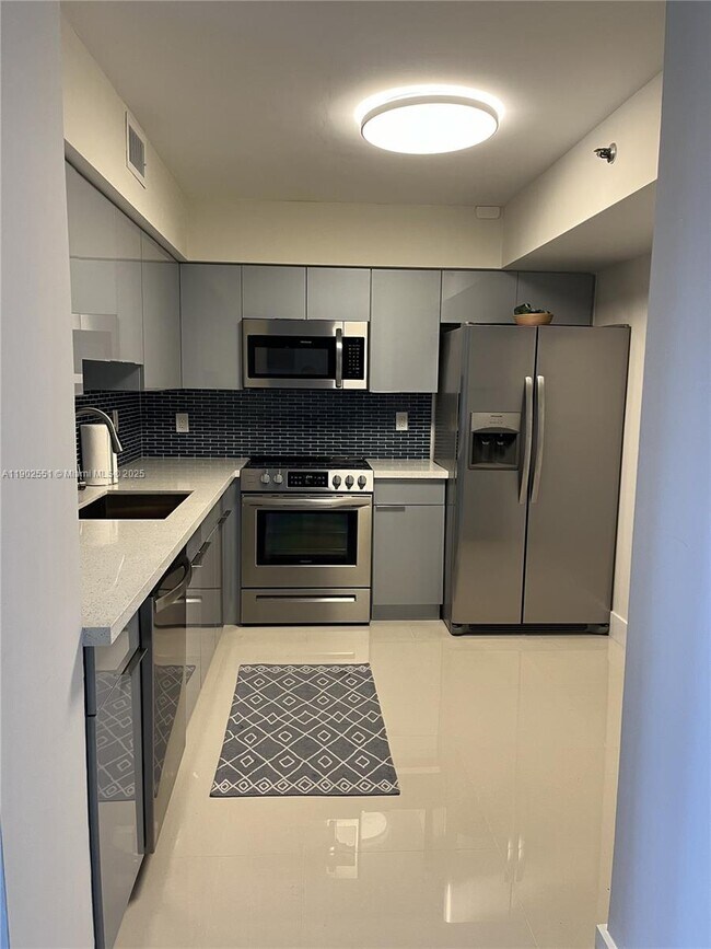 Building Photo - 3600 Mystic Pointe Dr