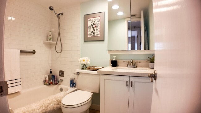 Building Photo - 4640 Lucerne Lakes Blvd W