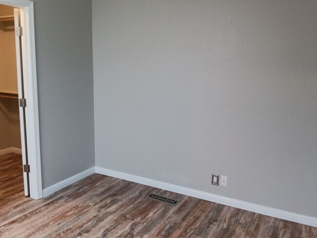 Building Photo - 3 Bedroom, 2.5 Bathroom Home! Schedule a Showing!