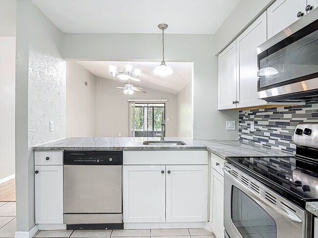 Building Photo - UPDATED 2 Bed, 2 Bath Home with Screened Lanai & Garage!