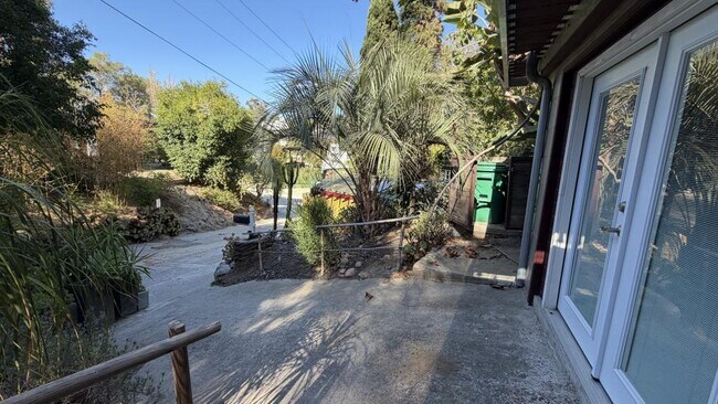 Building Photo - 637 S Crescent Ct