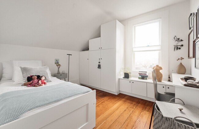 Building Photo - Elegant, Light-Filled Furnished Alameda Home with Indoor-Outdoor Living