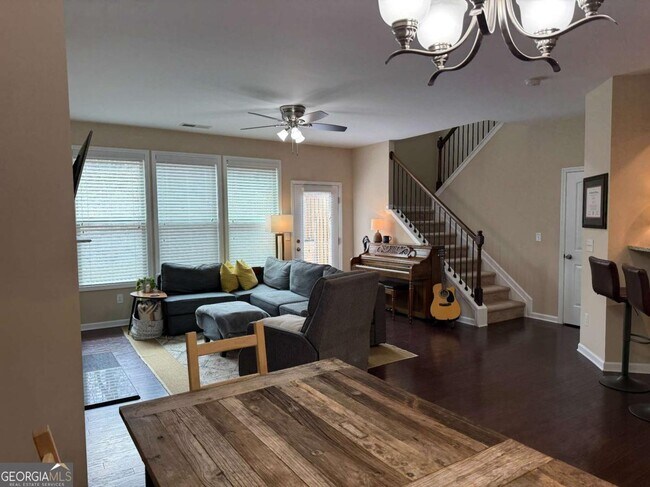Building Photo - 1055 Hampton Oaks Dr