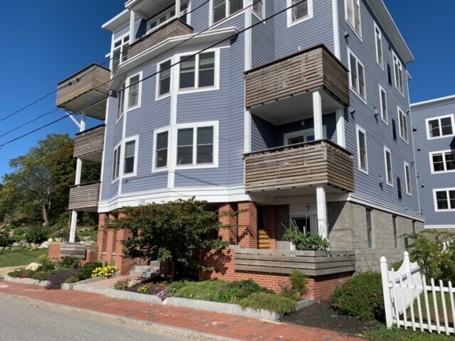 Building Photo - 135 Sheridan St