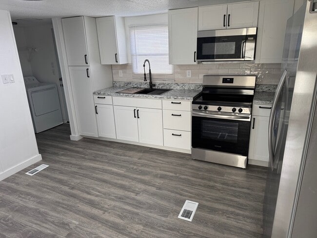 Building Photo - 205 Royal St