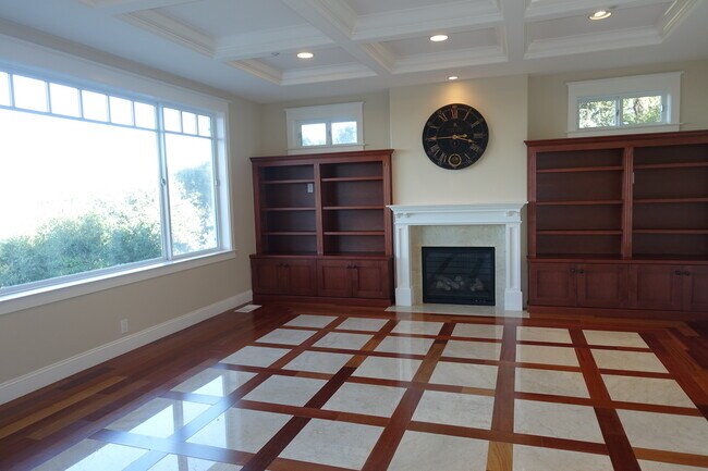 Building Photo - Spectacular views, gracious living areas, superb entertaining space....5 minutes to downtown, 2 m...