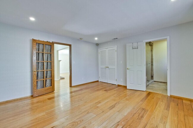 Building Photo - Beautiful 4 bedroom, 3 bath in desirable C...