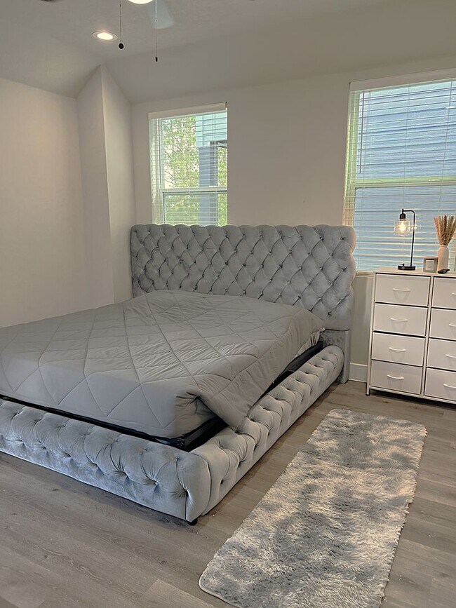 Building Photo - Like New and Close to IAH and Humble Area