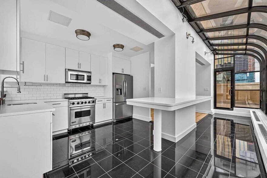 Building Photo - 245 E 44th St