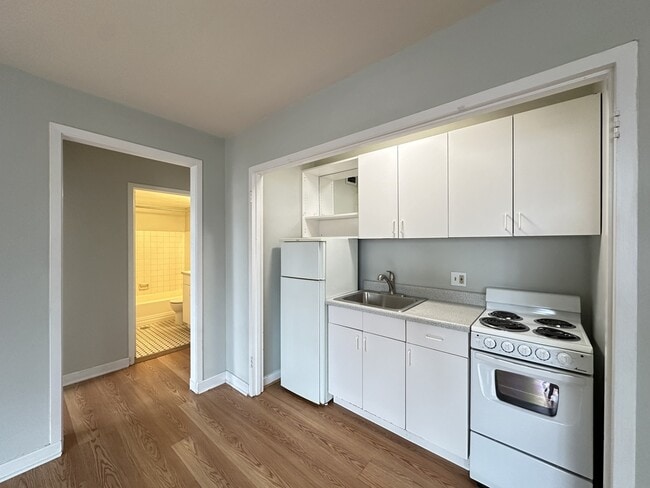 Building Photo - 450 W Wellington Ave