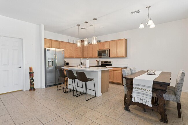 Building Photo - 2114 E Aire Libre Ave