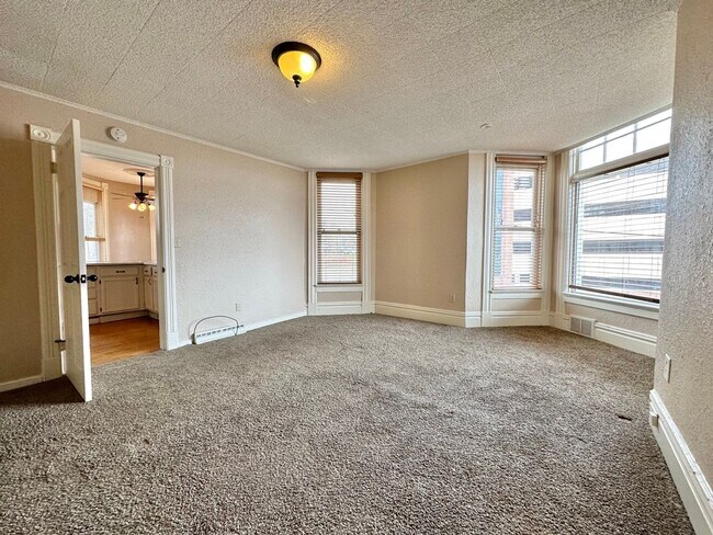 Building Photo - AVAILABLE SEPTEMBER - Charming 1 Bed 1 Bat...