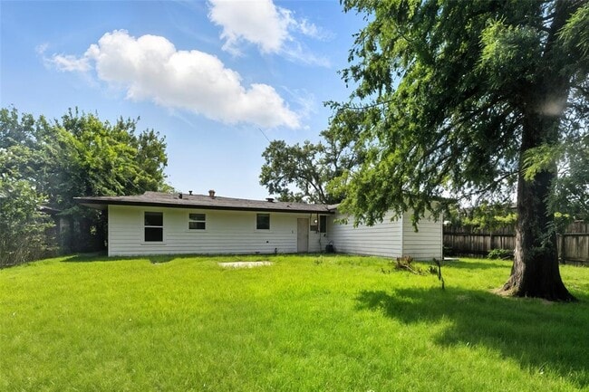 Building Photo - 1610 Antoine Dr