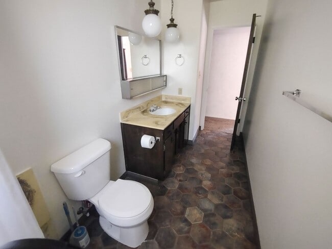 Building Photo - 3 bedroom, 2 bath home in the desirable be...