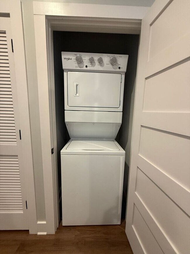 Building Photo - Modern 1 Bedroom Condo in the Heart of Melrose