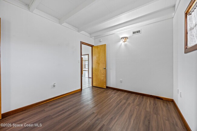 Building Photo - 485 N Shore Dr