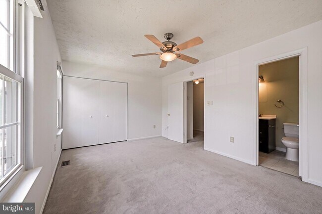 Building Photo - 16 Meadowside Ct