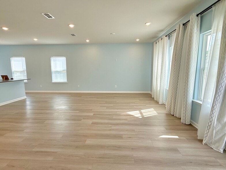 Building Photo - 3615 Shore Wood Ave