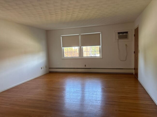 Building Photo - 2 Bedroom 2nd Floor Suburban SD-Parking