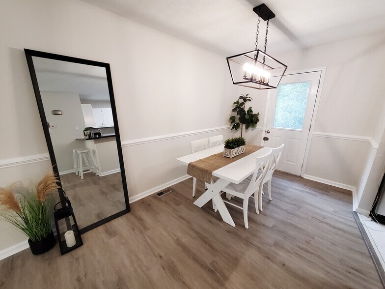 Building Photo - Room in Single Family Home on Henslowe Dr