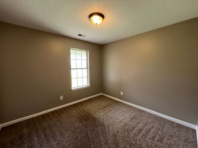 Building Photo - Renovated 3 Bedroom 3 Bath Townhome for Rent!