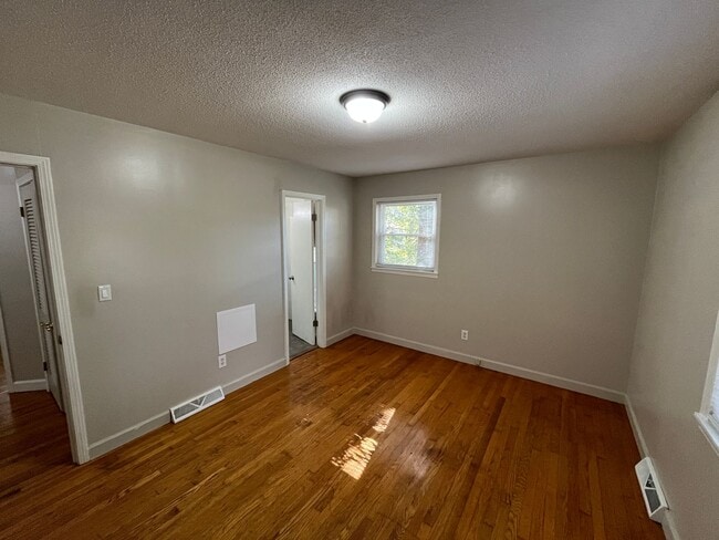 Building Photo - Charming 3-bedroom 1.5-bathroom brick home